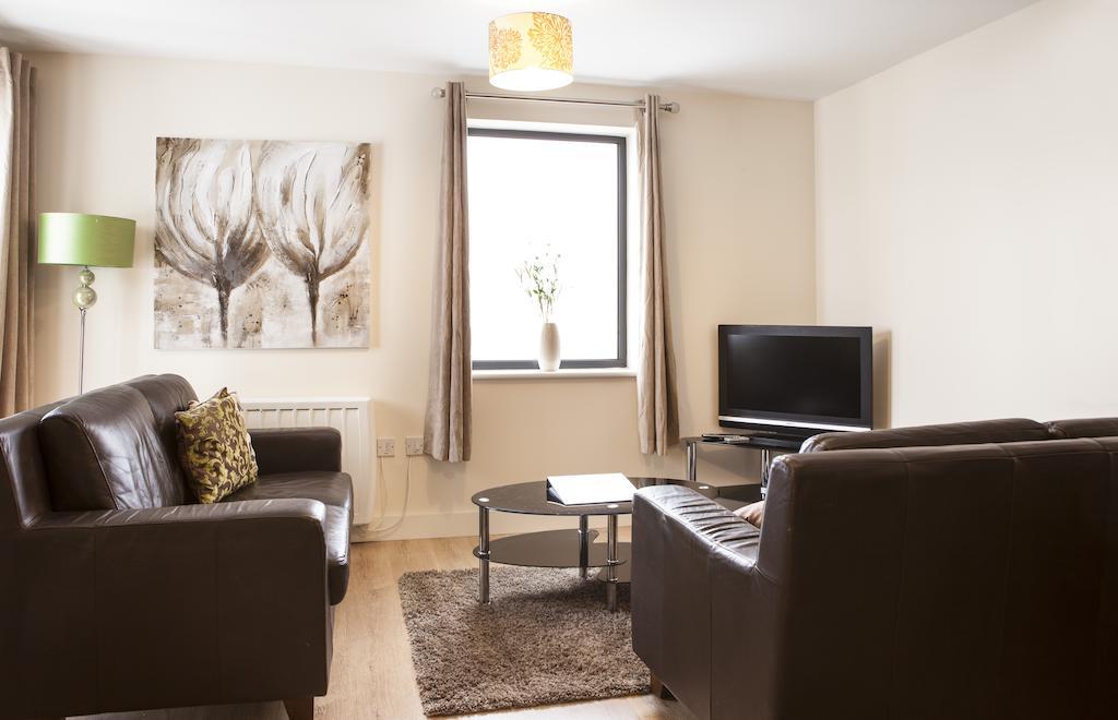 Cheltenham Plaza Apartments Ashchurch Δωμάτιο φωτογραφία
