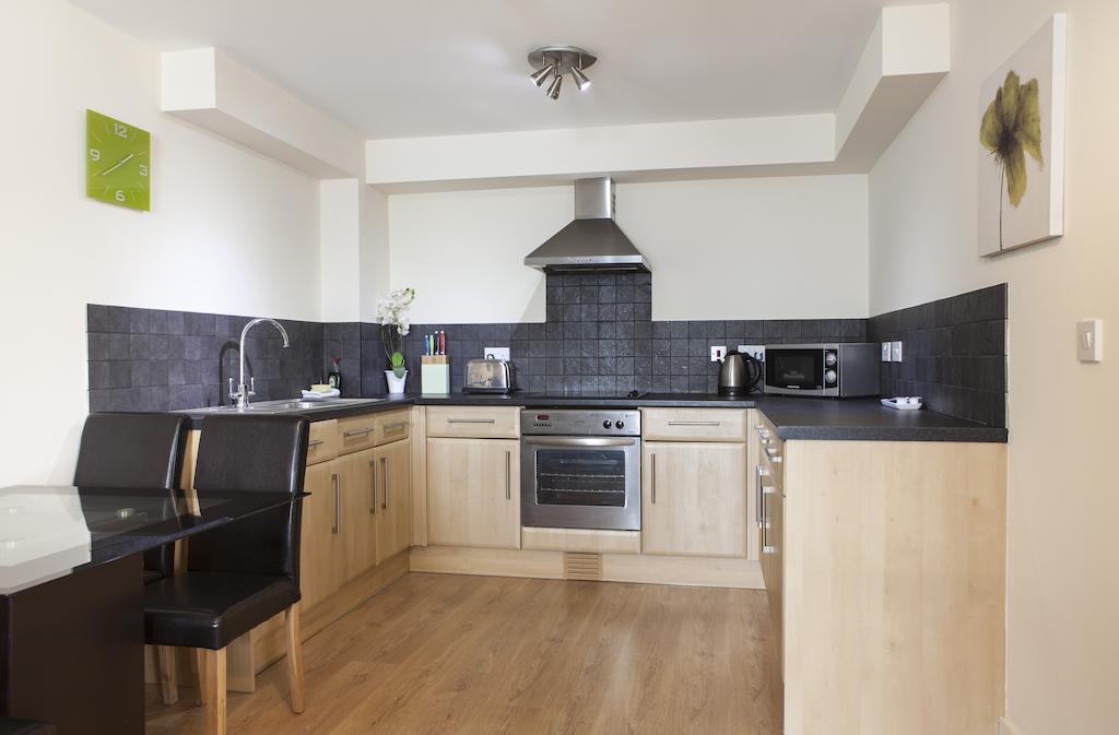 Cheltenham Plaza Apartments Ashchurch Δωμάτιο φωτογραφία