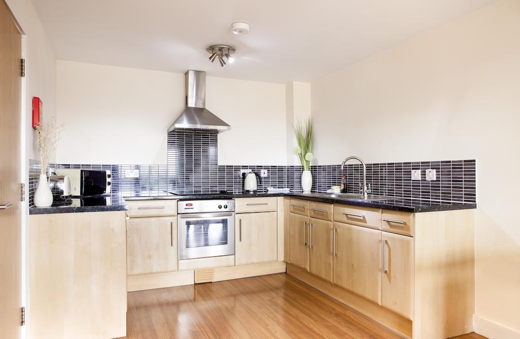 Cheltenham Plaza Apartments Ashchurch Δωμάτιο φωτογραφία