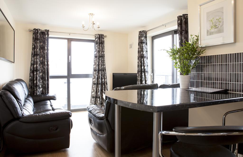 Cheltenham Plaza Apartments Ashchurch Δωμάτιο φωτογραφία