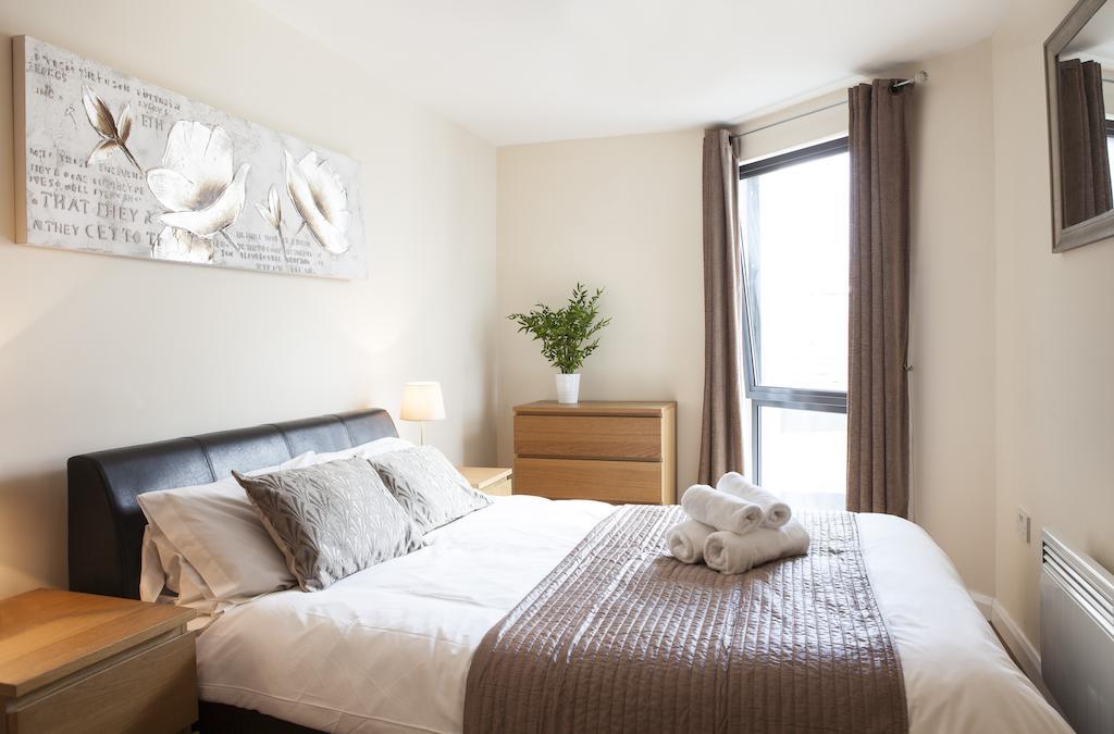 Cheltenham Plaza Apartments Ashchurch Δωμάτιο φωτογραφία