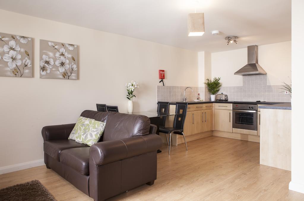 Cheltenham Plaza Apartments Ashchurch Δωμάτιο φωτογραφία