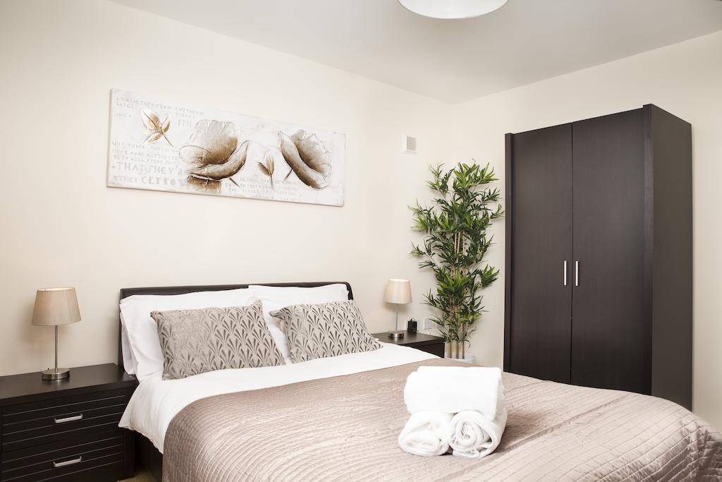Cheltenham Plaza Apartments Ashchurch Δωμάτιο φωτογραφία